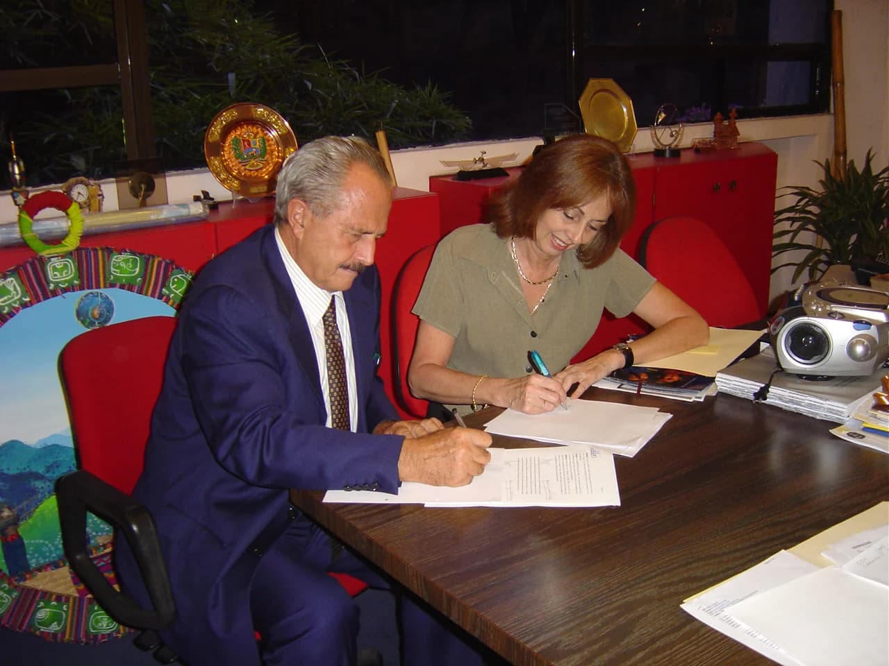 Dr. Eduardo Suger y la Dra. María de los Ángeles de Mollinedo firman el Convenio Educativo en el despacho del Rector.