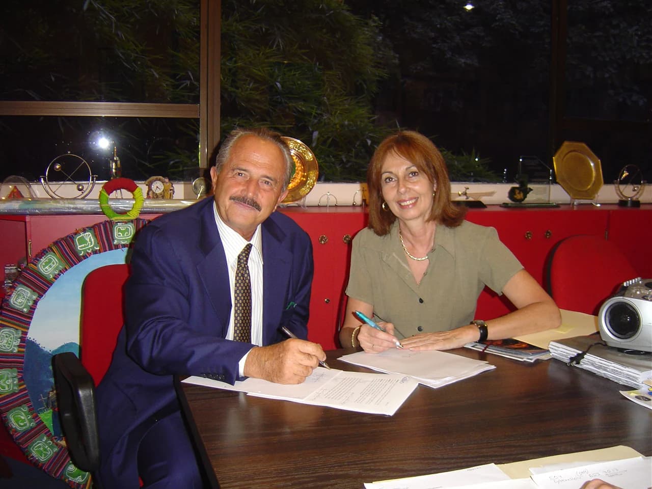 El Dr. Eduardo Suger y la Dra. María de los Ángeles de Mollinedo durante la firma del Convenio Educativo.