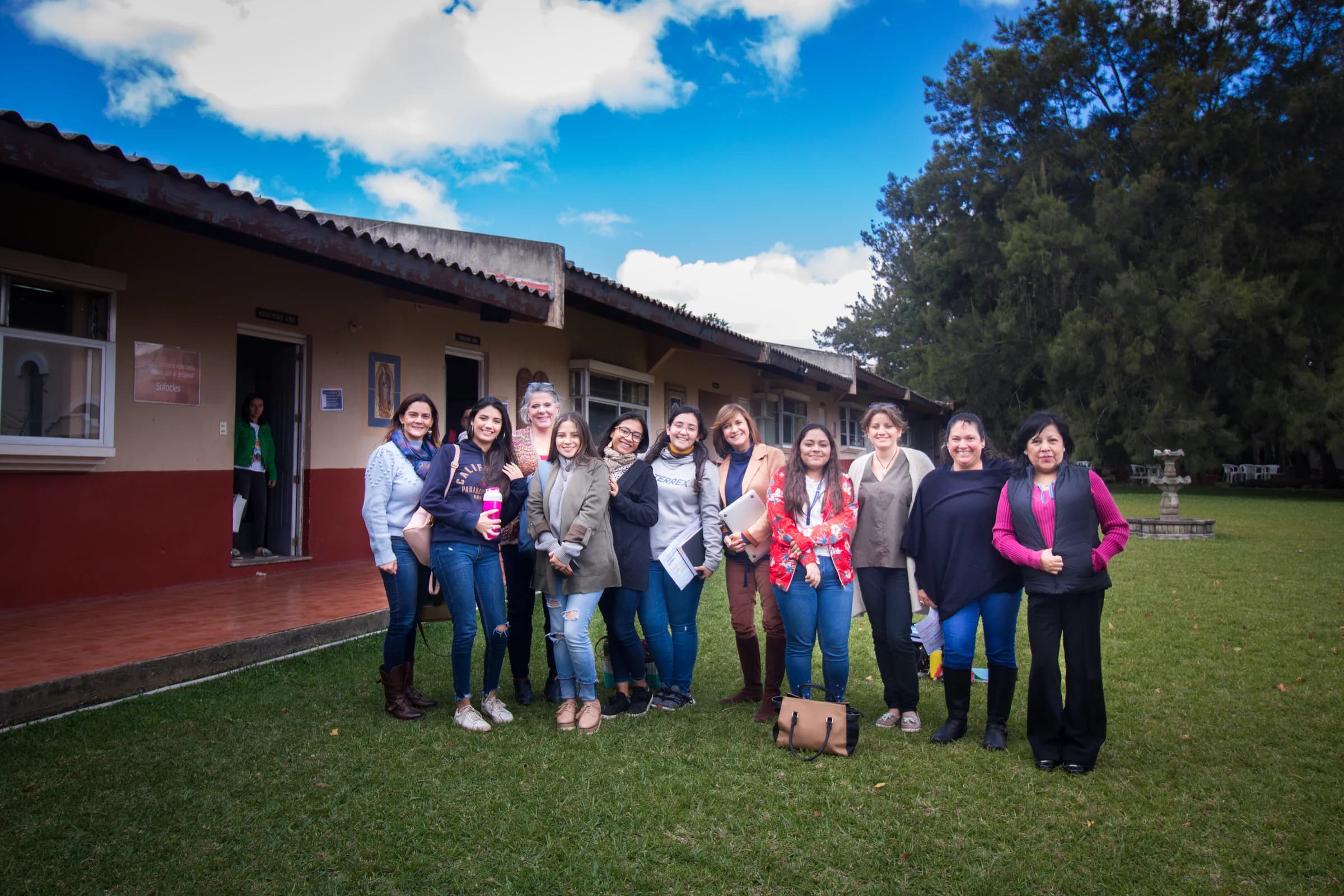 Estudiantes del ICF frente a la entrada del campus