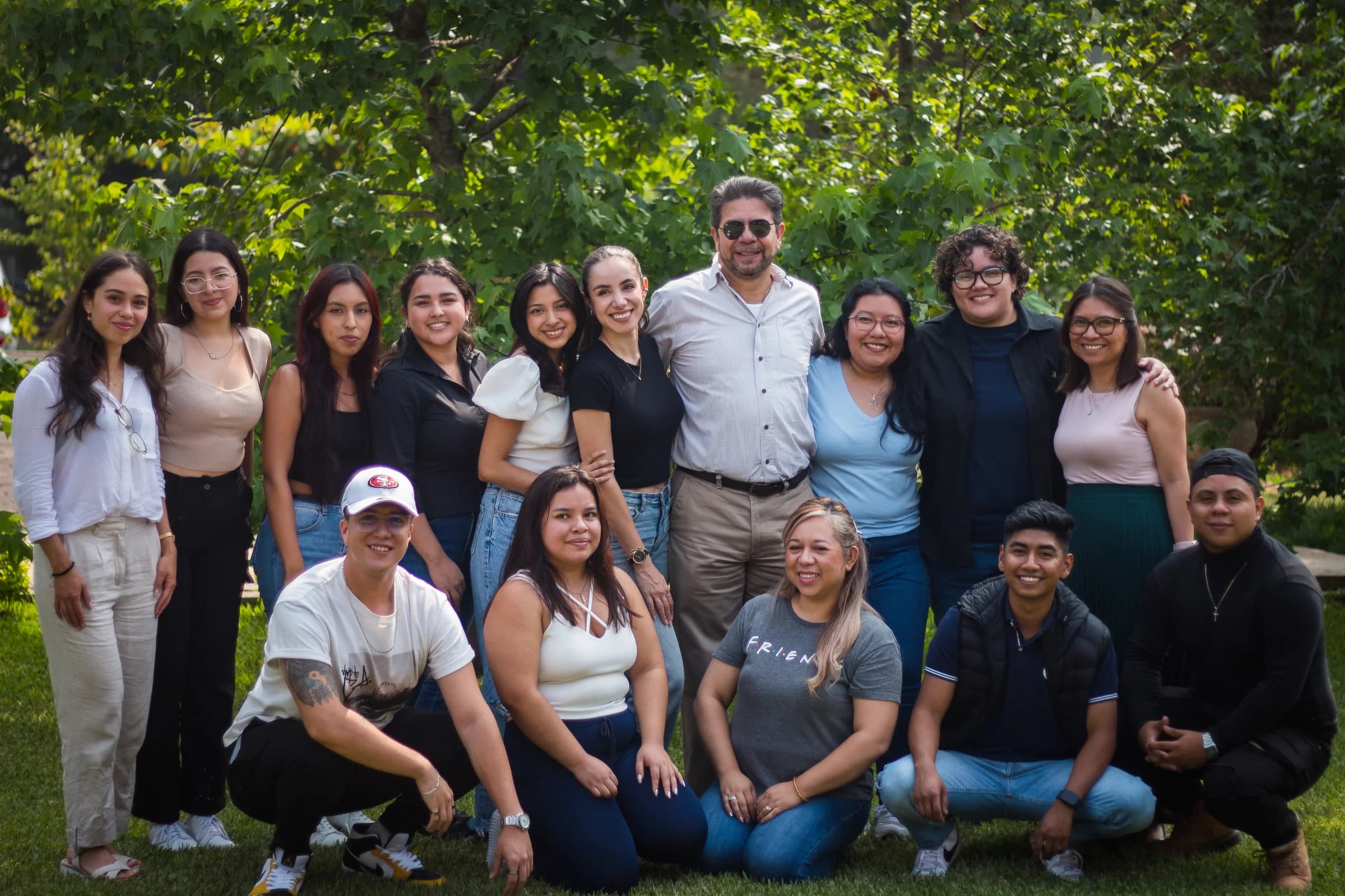 Estudiantes y docentes del ICF bajo los árboles del campus